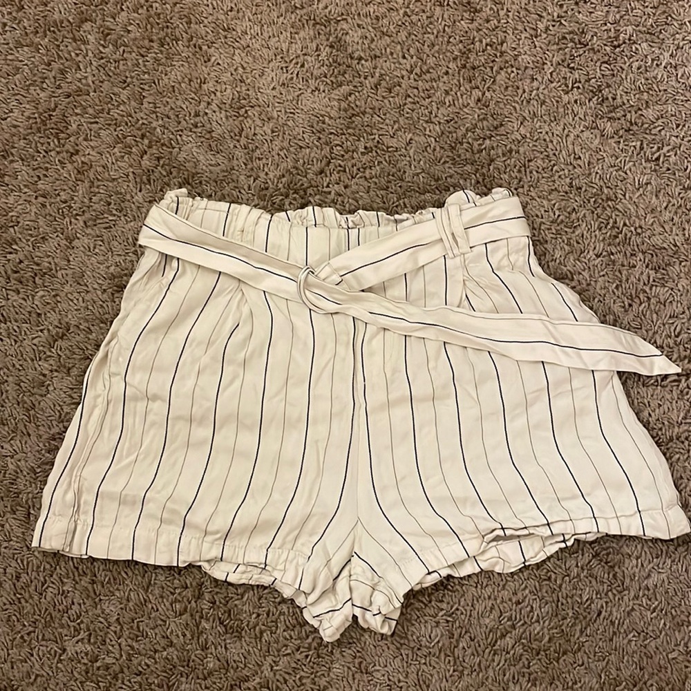 White and black striped shorts with belt. Size M.